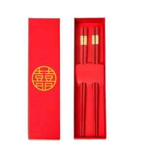 Traditionelles chinesisches Hochzeits-Essstäbchen-Geschenkset in Rot mit Doppelglück-Motiv.