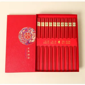 Traditionelles rotes Hochzeits-Essstäbchen-Geschenkset mit Glücks-Doppelglück-Symbolen.
