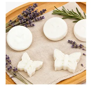 Primo piano dettagliato di un sapone bianco a farfalla decorato con lavanda e rosmarino.