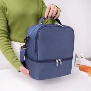 Detailansicht der blauen isolierten doppelstöckigen Lunchtasche mit verstellbarem Schultergurt.