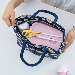 Insulated lunch bag with daisy pattern, portable oxford cloth thermal tote for work school picnic.