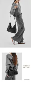 Zwarte lederen hobo schoudertas detailopname, grote capaciteit casual damestas voor lente dagelijks.
