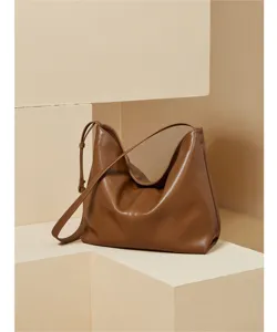 Gedetailleerd uitzicht van bruine lederen hobo schoudertas, minimalistisch chic dagelijks accessoire.