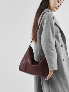 Dames lederen hobo schoudertas donkerrood casual tas hoofdweergave model draagt tasjes
