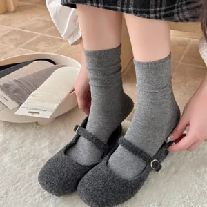 Comfortable solid color pure cotton stacking socks, minimalist early autumn daily wear style.