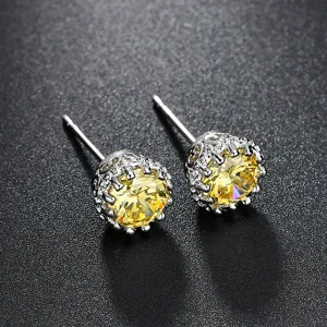 Detailansicht gelber Zirkonia Ohrstecker mit silbernem Kronen Design für den täglichen Look.