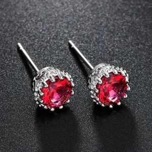 Elegante rote Kristall Zirkonia Kronen Ohrstecker Damen Herren Schmuck Detailaufnahme