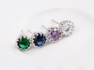Elegante Kronen-Ohrstecker mit bunten Zirkonia-Steinen in glänzender silberner Fassung.