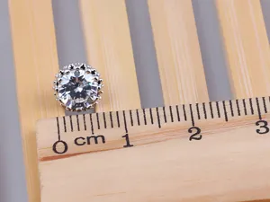 Minimalistische Kupfer Krone Zirkonia Ohrstecker mit feinem glänzenden Kristall.