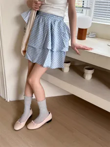 Detailansicht der süßen japanischen Spitzen-Mittelsocken mit atmungsaktivem Mesh-Design.
