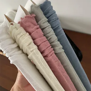 Detailansicht atmungsaktiver Mesh Rüschen Spitzen Wadenstrümpfe in mehreren sanften Farben.