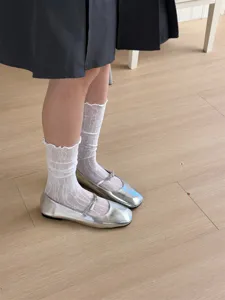Süße japanische weiße Spitzen-Wadenstrümpfe aus Mesh für Damen, atmungsaktiv und schick.