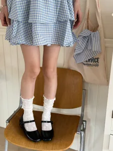 Detailaufnahme süßer japanischer Spitzen-Netz-Mittelsocken, atmungsaktiv und schick.