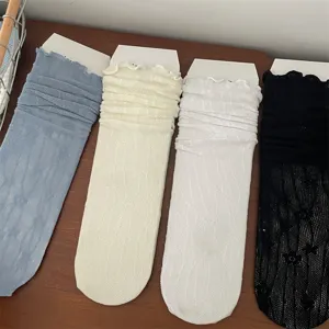 Detailansicht japanischer Spitzenmittelsocken mit atmungsaktivem Mesh und Rüschen in vier Farben.