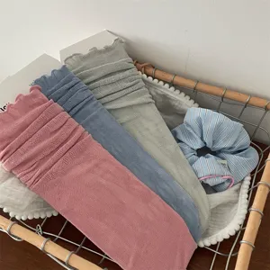 Suesse japanische Netz-Spitzen-Slouch-Socken und gestreiftes Haargummi-Set, atmungsaktive dünne Socken.