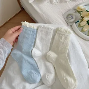 Mujeres lindos calcetines a media pantorrilla con volantes y lazo estilo japonés