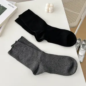 Einfarbige Damen-Mittelsocken aus Baumwolle, anti-pilling, bequeme einfarbige Detailansicht.