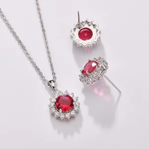 Elegantes rotes Zirkonia Halskette und Ohrringe Set mit funkelnden Steinen, klassisches Design.