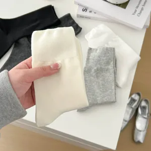 Einfarbige mittelhohe Baumwollsocken für Damen, bequeme und weiche Freizeitsocken.