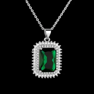 Elegante smaragdschliff grüne kristall zirkon anhänger halskette detailansicht mit glitzernden steinen.