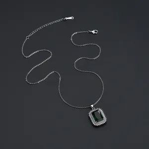Elegante Halskette mit schönem smaragdgrünem Edelstein-Anhänger und Zirkonia für Damen.