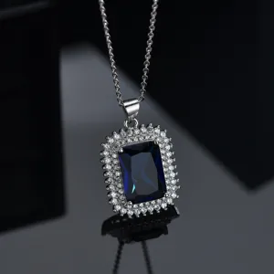 Nahaufnahme des eleganten rechteckigen blauen Kristall-Zirkon-Anhänger-Halskette Details.