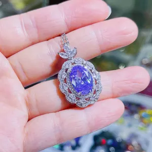 Nahaufnahme einer eleganten ovalen lila Zirkonia Anhänger Halskette mit glitzernden Steinen.