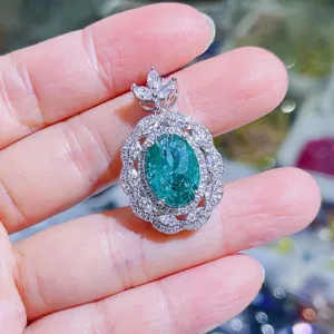 Elegante ovale grüne Zirkonia Anhänger Halskette mit funkelndem doppelten Halo-Design für Damen.