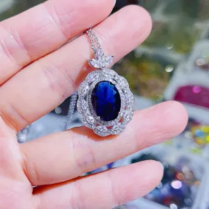 Atemberaubende ovale blaue Schmuckstein Halskette mit funkelnden Zirkonia Steinen elegant.