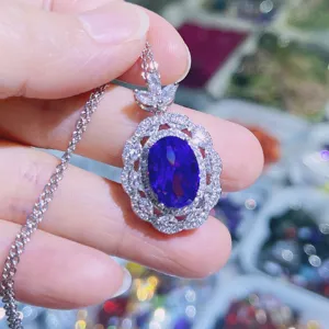 Detaillierte Nahaufnahme des blauen Edelstein-Anhängers mit funkelndem Zirkonia-Funkelkranz.
