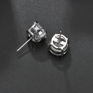 Klassische vier Krappen Zirkonia Ohrstecker, silberner minimalistischer Schmuck fuer Damen.