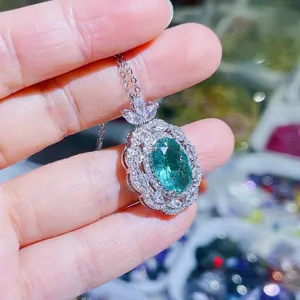 Elegante grüne ovale Zirkon Anhänger Halskette mit doppelten Kristall Halo für Damen Mode.