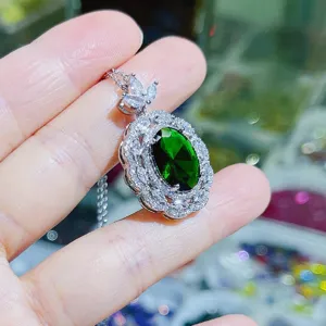 Detailaufnahme des eleganten ovalen grünen Edelstein Anhängers mit funkelnden Zirkonia Kristallen.