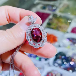 Nahaufnahme des ovalen roten Zirkon-Anhängers im Vintage-Stil mit glänzenden weißen Zirkonia.