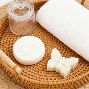 Set regalo sapone farfalla con sapone rotondo, barattolo di vetro e vassoio in rattan.