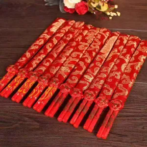 Traditionelles chinesisches Hochzeits-Essstäbchen-Set in Rot mit goldenen Mustern.