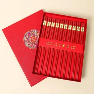 Rotes Hochzeits-Essstäbchen-Geschenkset, traditionelles chinesisches Doppeltes Glück Design.