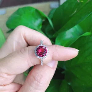 Atemberaubender 2 Karat runder synthetischer Edelstein Ring mit funkelnden Zirkonias.