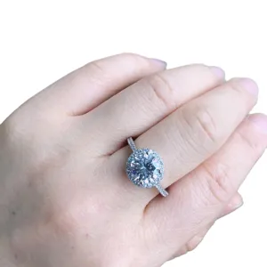 Klassischer 2-Karat Halo Zirkonia Verlobungsring für Damen, Silber Ring Hauptansicht.