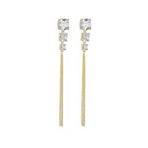 Detaillierte Nahaufnahme eleganter goldfarbener langer Quastenohrenringe mit glitzerndem Zirkonia.