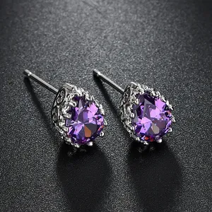 Elegante violette birnenförmige Zirkonia Ohrstecker mit filigranem Metall Design.