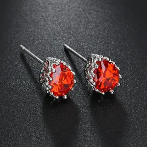 Tropfenförmige rote Zirkon Ohrstecker mit silberfarbener Fassung und Herz-Detail.