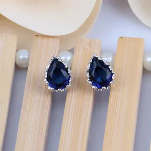Dunkelblaue Tropfen Zirkonia Ohrstecker mit Silberfassung, eleganter minimalistischer Schmuck.
