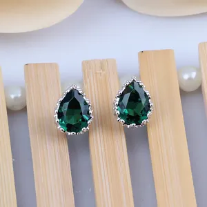 Elegante birnenförmige dunkelgrüne Zirkon Kristall Ohrstecker mit silberner Fassung Detail.