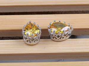 Gelbe tropfenförmige Zirkon Ohrstecker mit hohlem Kronendesign, feines Kupferschmuck Detail.