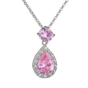 Detailansicht der funkelnden rosa tropfenförmigen Zirkonia Edelstein Anhänger Halskette.