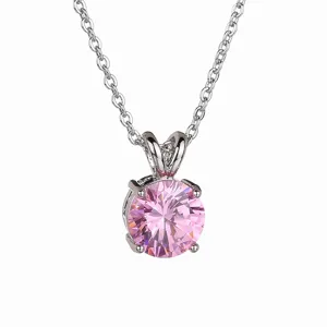 Detailaufnahme der eleganten, weißgoldbeschichteten Solitär-Halskette mit rosa Zirkonia.