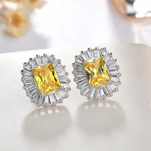 Splendidi orecchini a lobo in argento con zirconi gialli brillanti e alone di cristalli scintillanti.