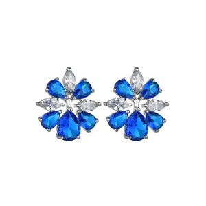 Detailaufnahme exquisite blau weisse Zirkonia Bluete Ohrstecker in edler Silber Optik.