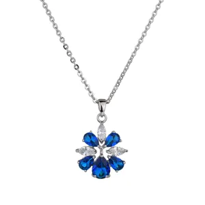 Detailansicht der eleganten blauen und weißen Zirkonia Blumen Anhänger Halskette, glänzender Schmuck.
